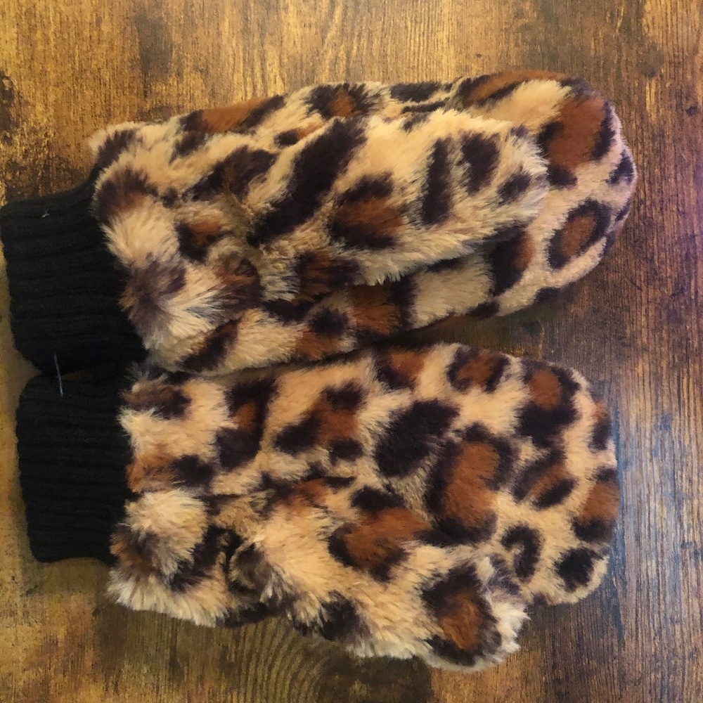 Cheetah Mitten